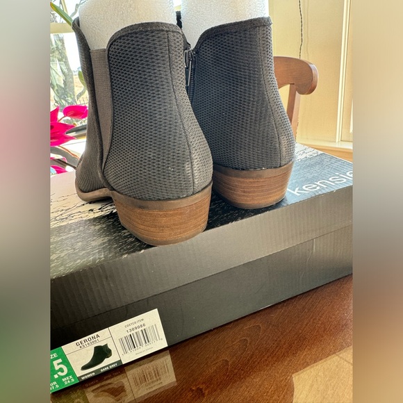 woman’s ankle boots - Picture 4 of 4